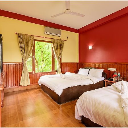 Hotel Nature Heritage Chitwan Exteriör bild